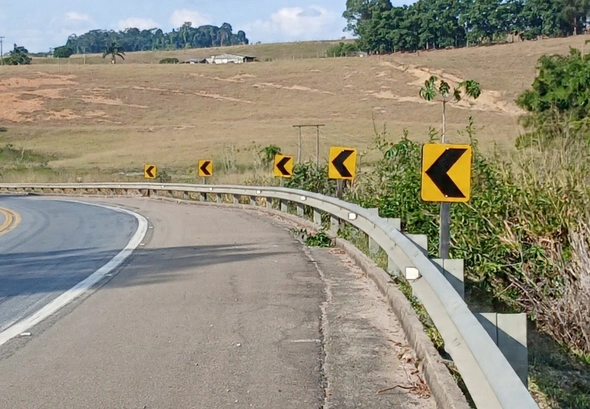 BR-101 recebe novas placas para atender normas atualizadas de segurança