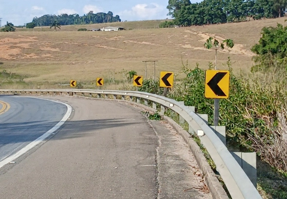 BR-101 recebe novas placas para atender normas atualizadas de segurança