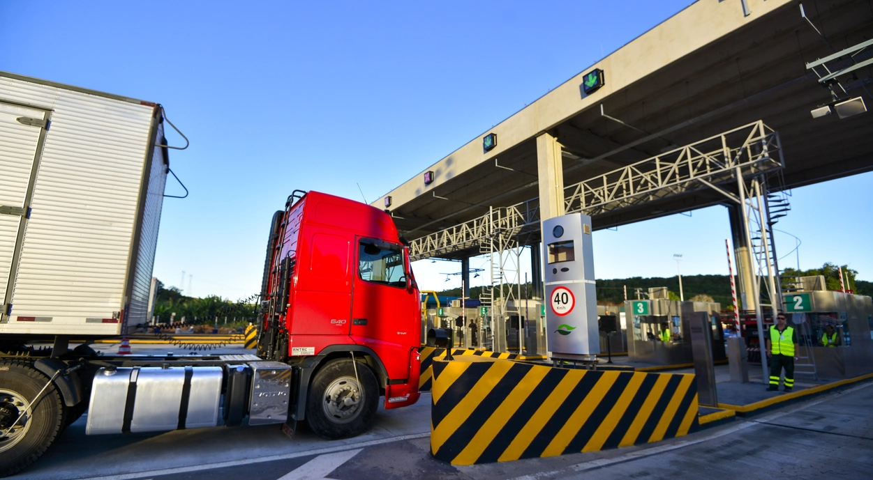 Caminhão passando em pedágio