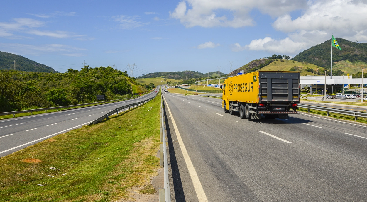 Caminhão na rodovia