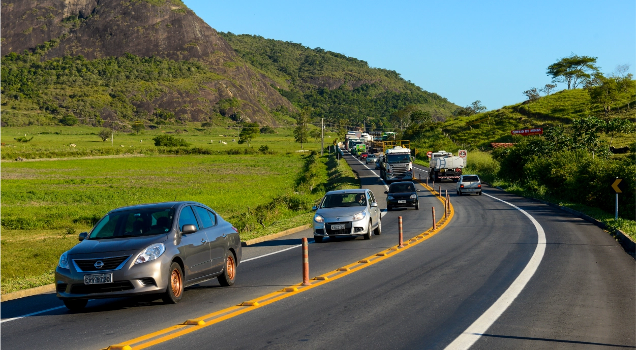 Veículos na rodovia