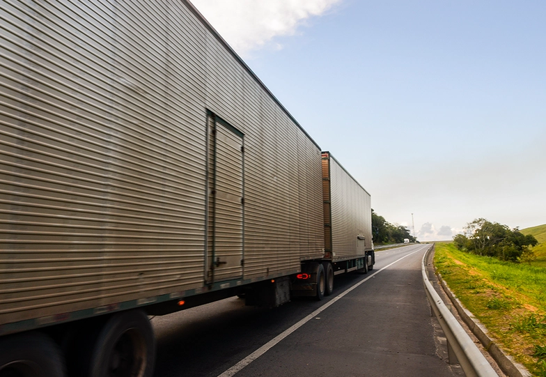 Caminhão em uma rodovia