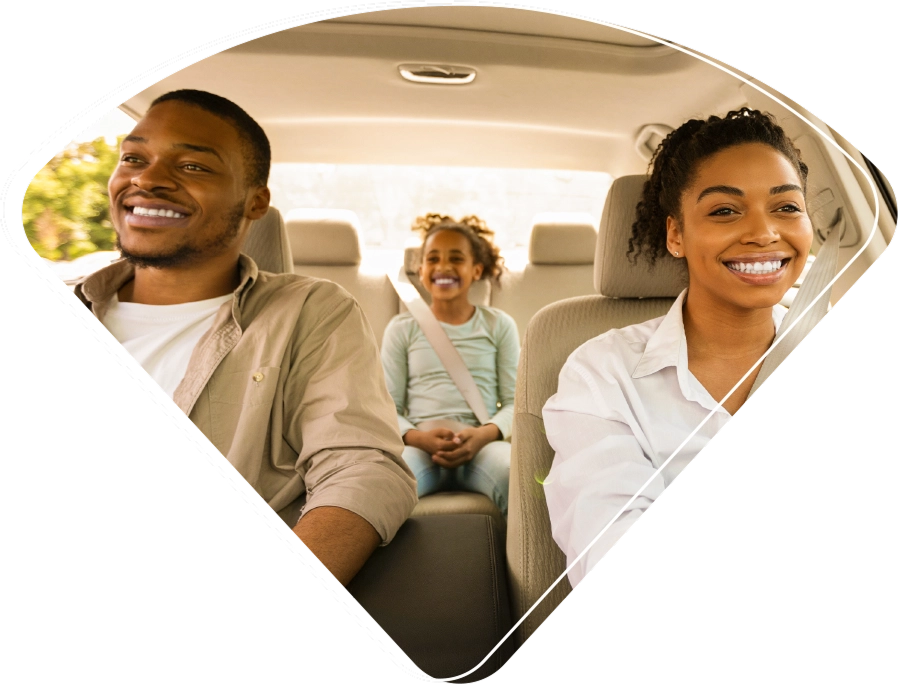 Mulher dirigindo, homem no banco do carona e criança no banco traseiro