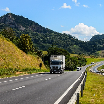 Caminhando passando um trecho de uma rodovia