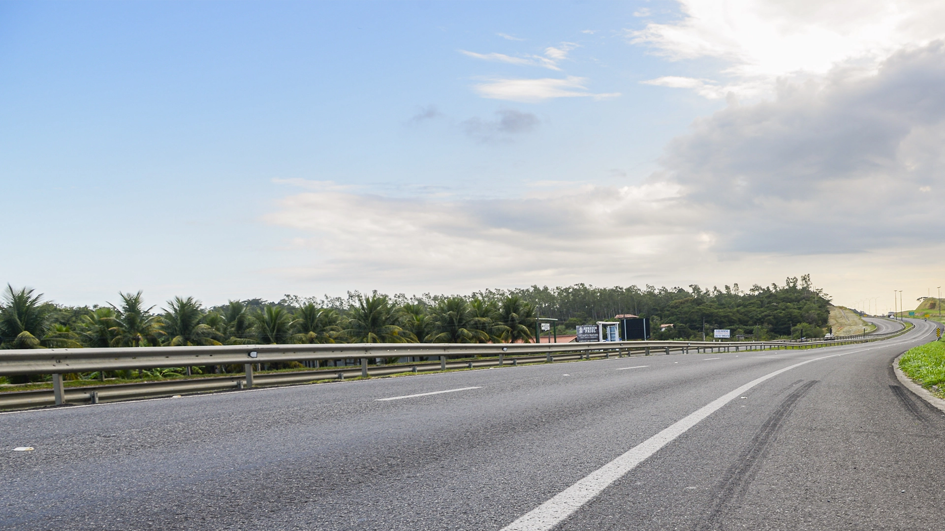 Imagem de uma rodovia